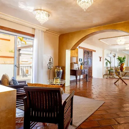 Toscana Indoor Heated Pool, Sea View アパート アデヘ